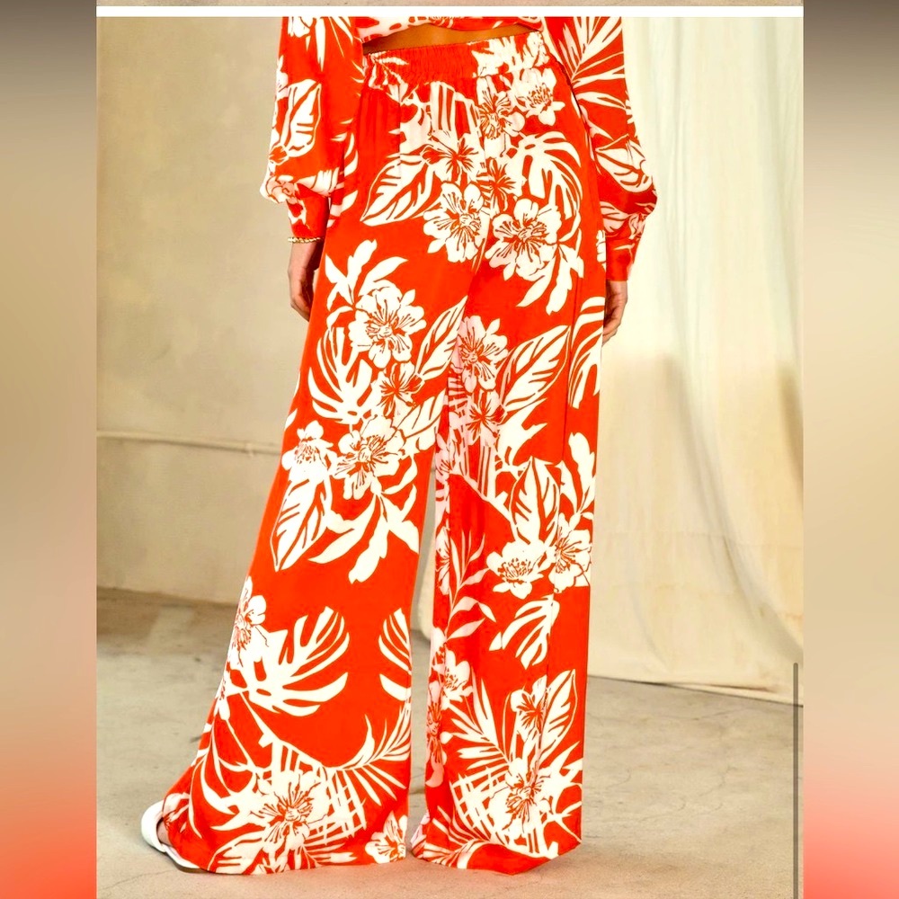 Wide leg Large Hawaiian Print Pants ๐บ - Picture 3 of 4